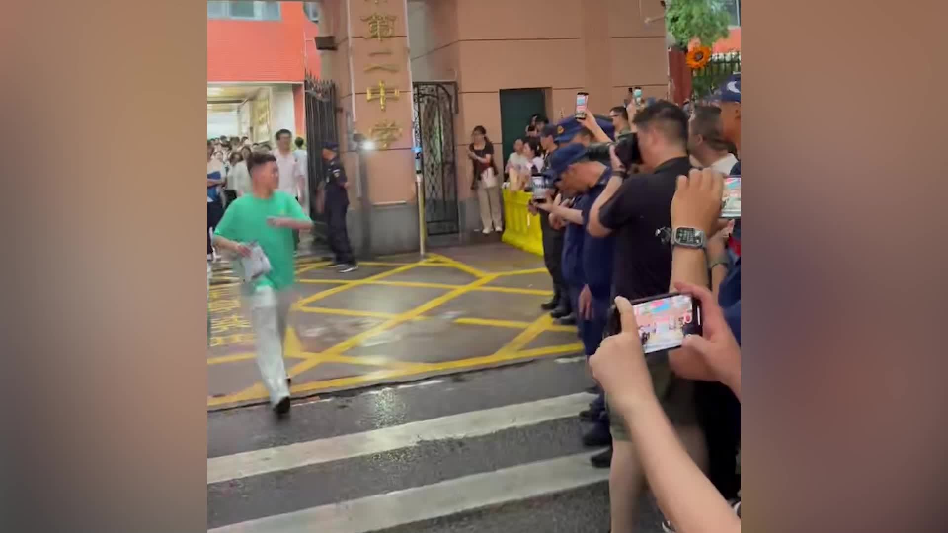 武汉考生谈高考语文考试：有点难，作文题目很新颖，已经尽力了