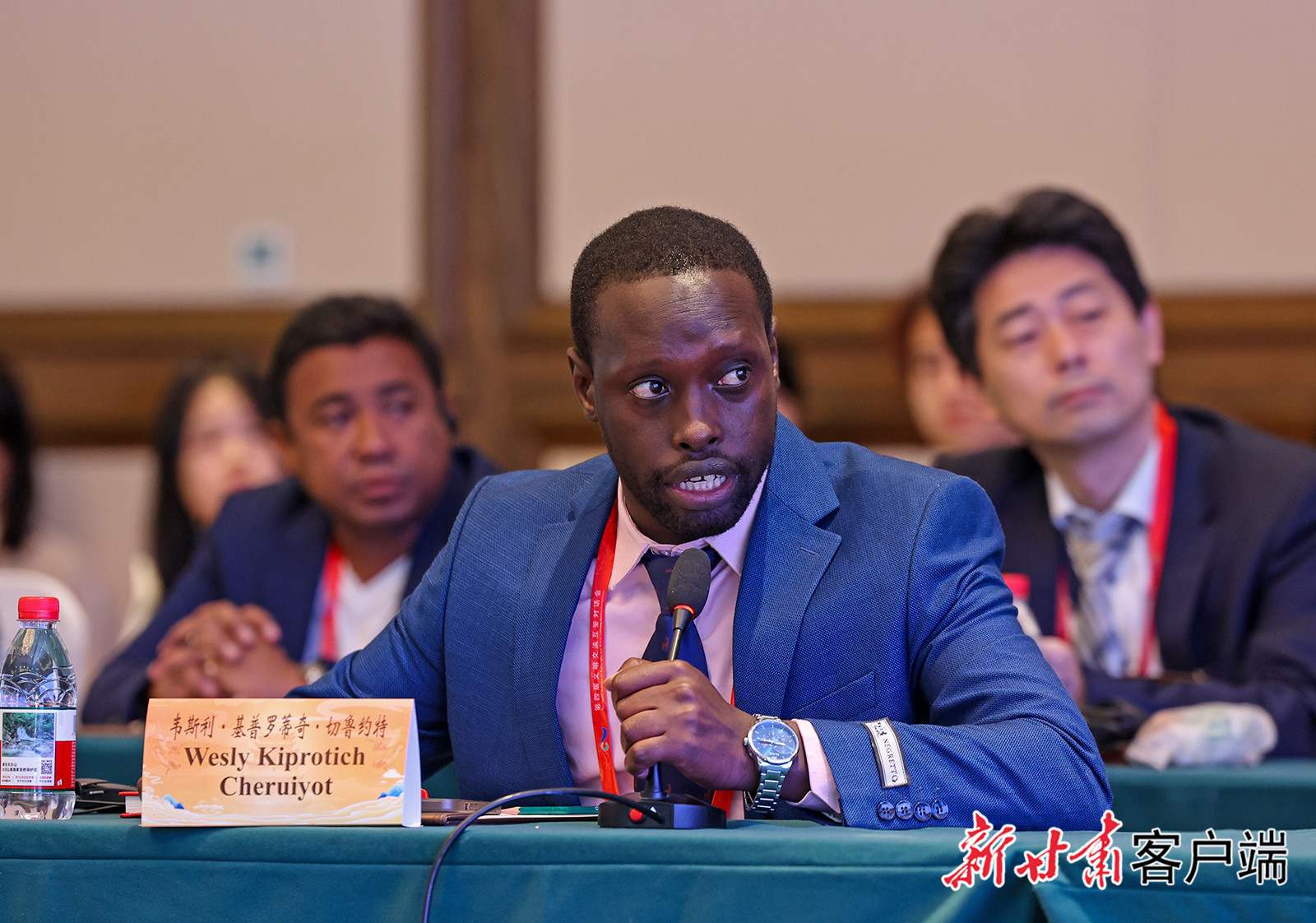 嘉宾发表主旨演讲