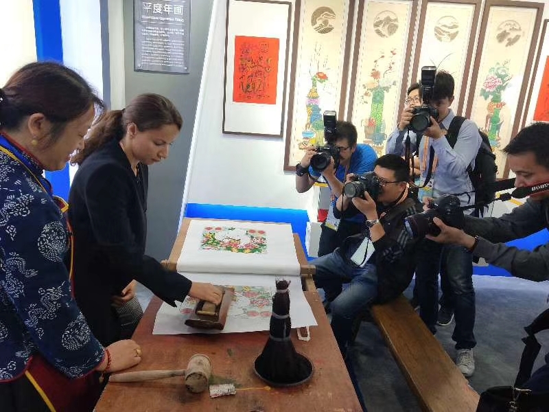 青岛乡里乡亲│乡村手艺“技良人”-- 孙爱芹：刻刀流转间，守护木版年画的百年匠心