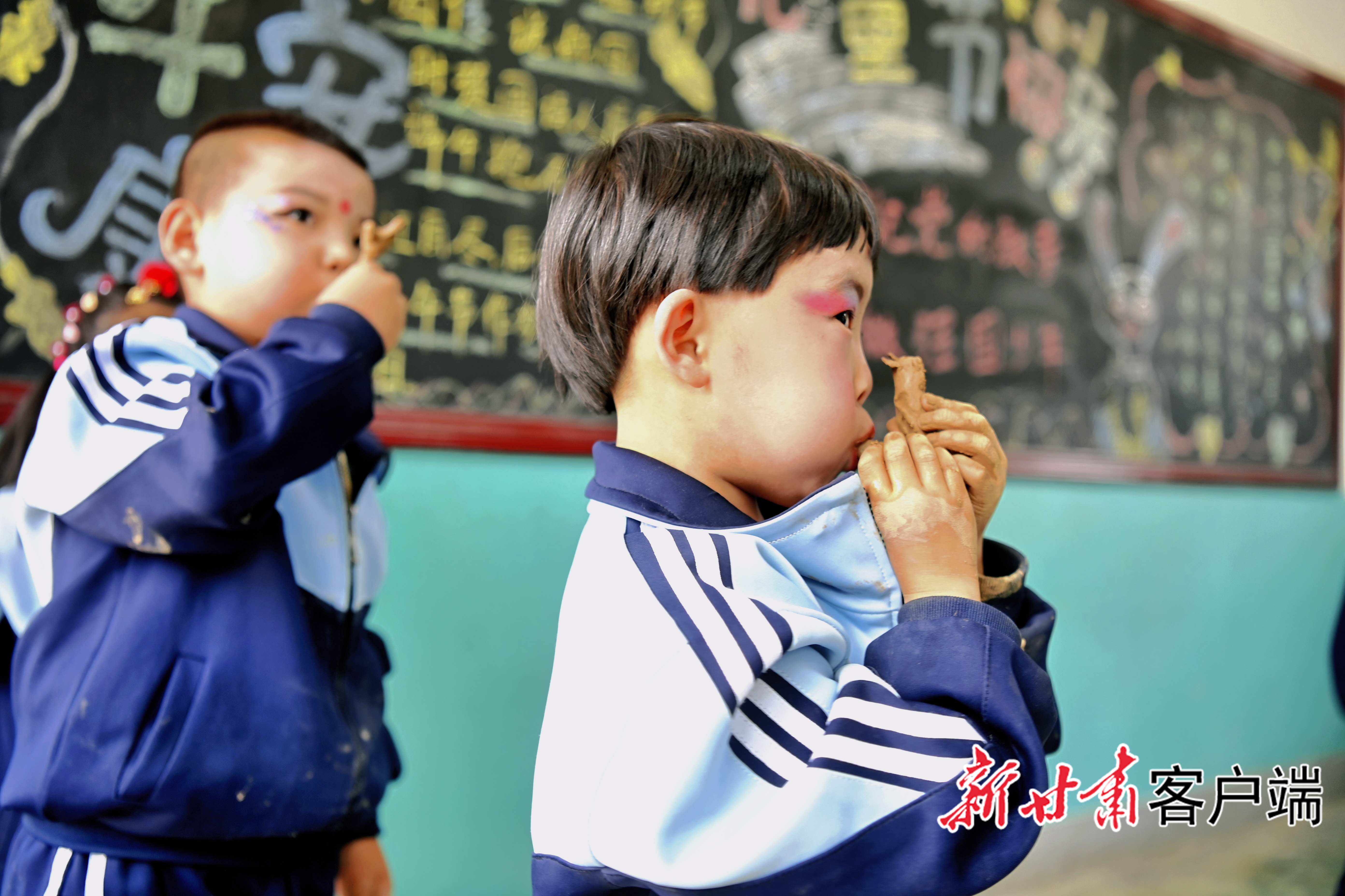 孩子们吹响自己制作的泥塑