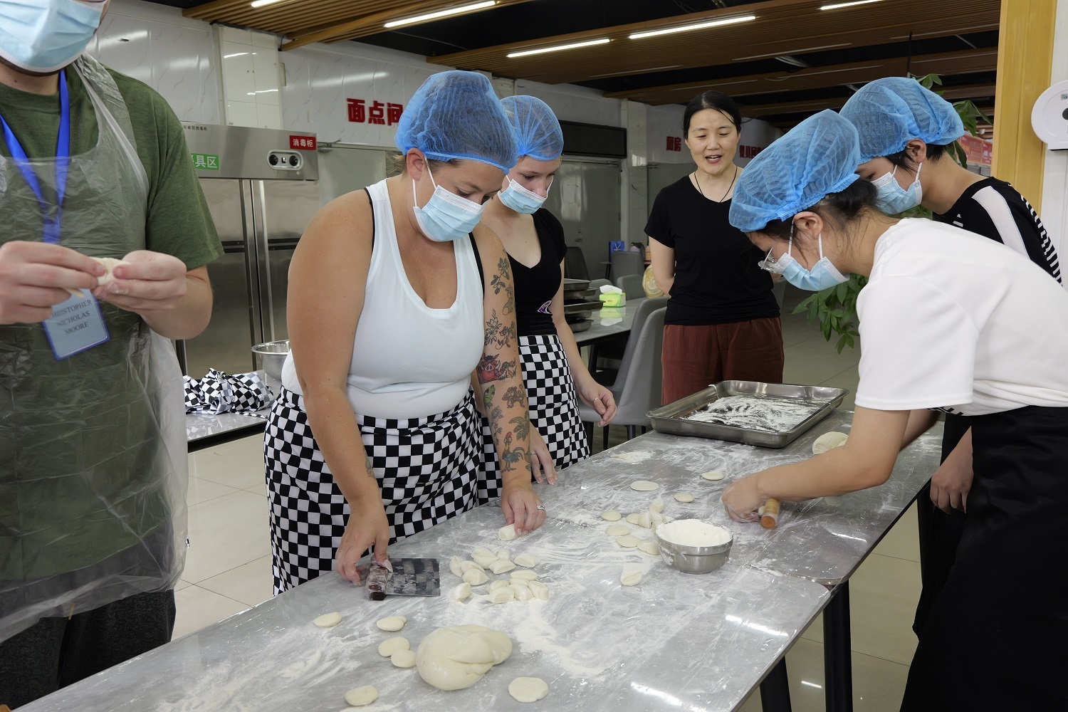 5月31日，美国中央密苏里大学学生在衡水学院老师的指导下学习包饺子。
