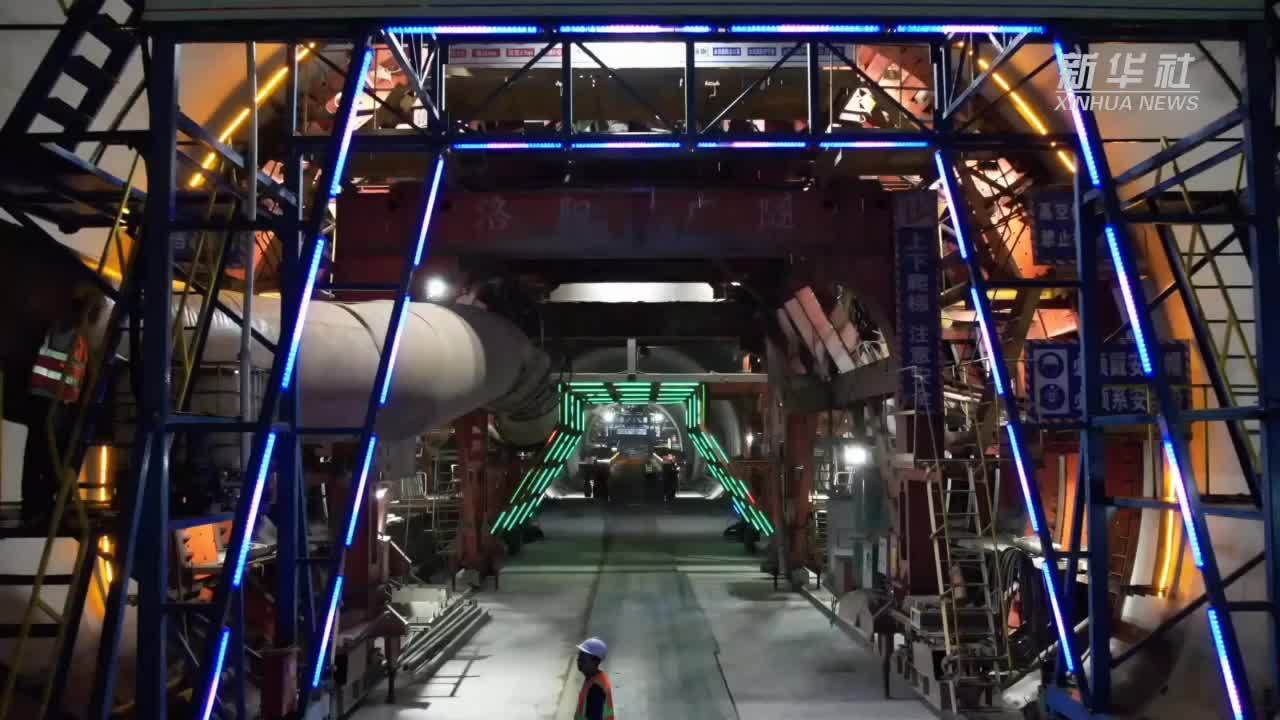 渝万高铁平顶丘隧道顺利贯通