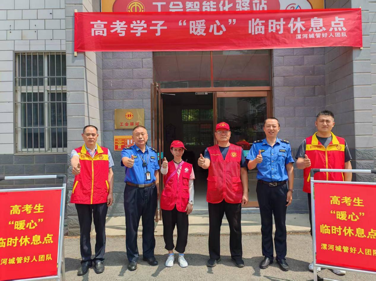 團隊成員歡迎廣大考生前來并鼓勵其考出理想成績