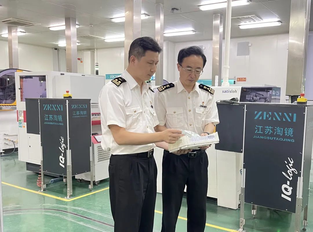 图为：镇江海关关员检查镜片半成品。杨弘伟/摄