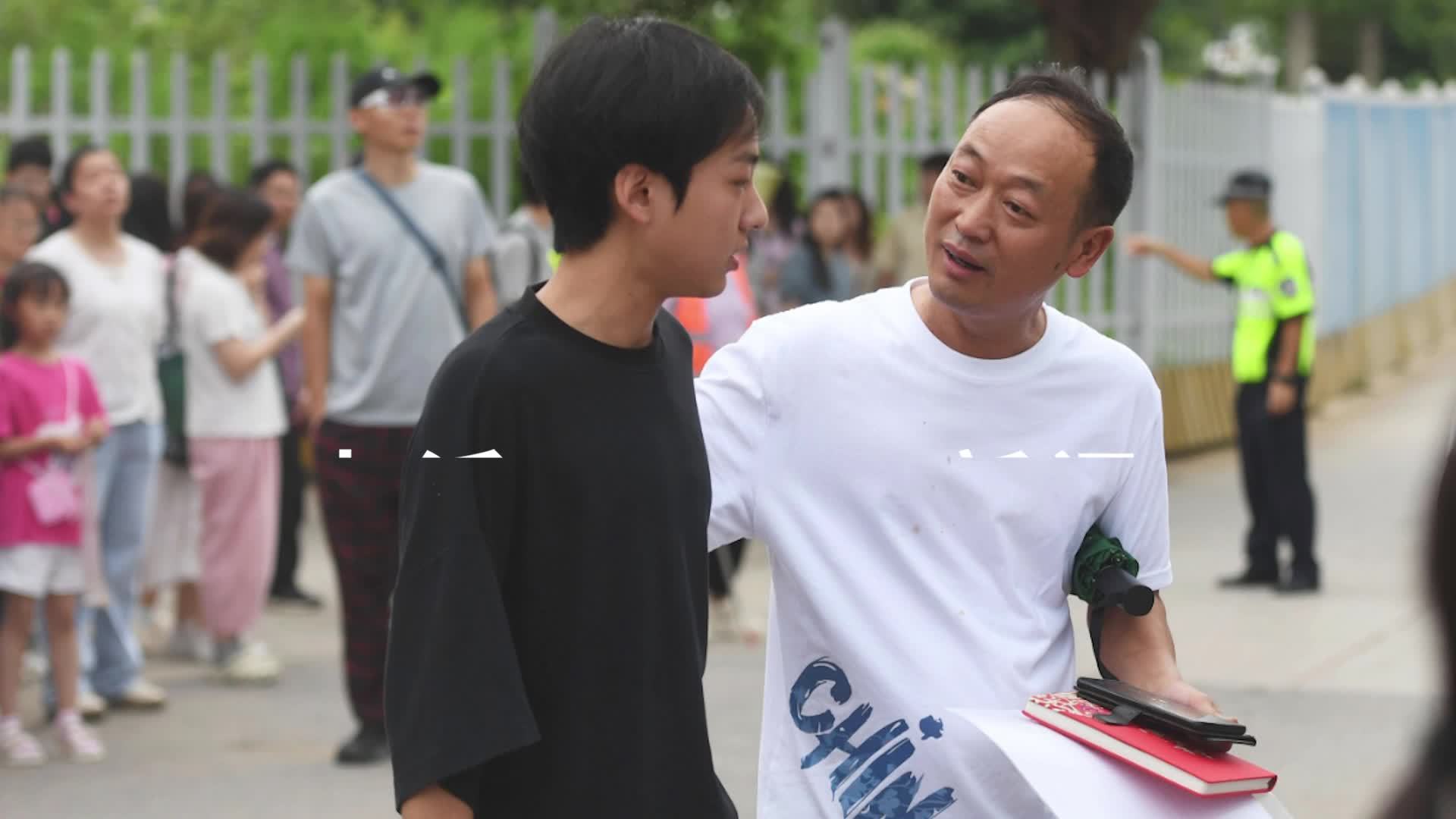 51岁父亲给白血病痊愈儿子送考，曾为筹治疗费一天打6份工：加油，一定要努力不辜负社会