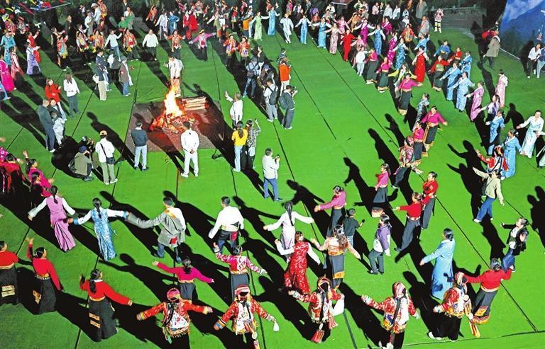 “簪花之路”沿线的锅庄舞表演吸引众多游人参与