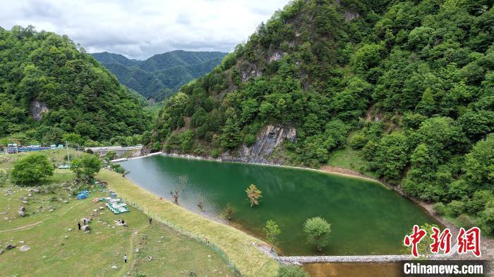 图为牛奶湖夏季景观。 于朝忠 摄