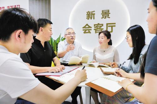 5月28日，吴立勇（左三）和妻子王惠娜（左四）正在社区参加志愿服务活动。 本报记者师源摄