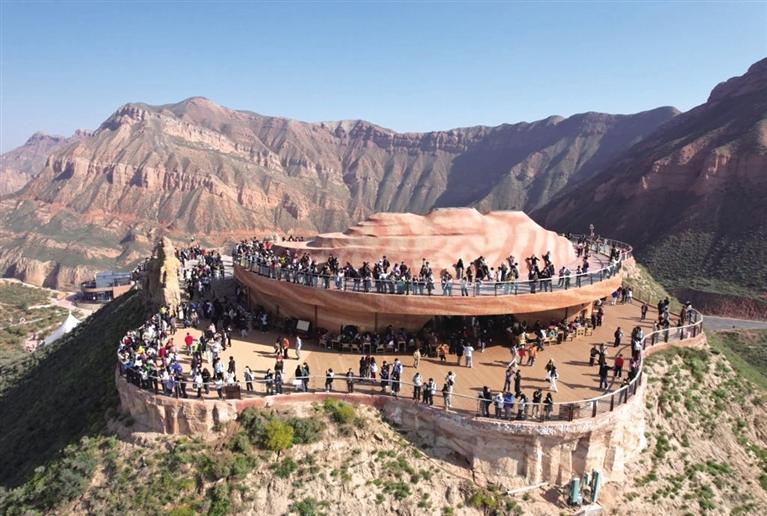 水墨丹霞景区游人如织