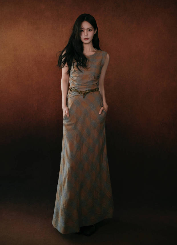 搜狐娱乐讯 6月6日,李一桐一组写真美照释出,照片中她穿格纹修身长裙展现完美身材曲线,大波浪造型优雅魅惑,眼神凌厉深邃。