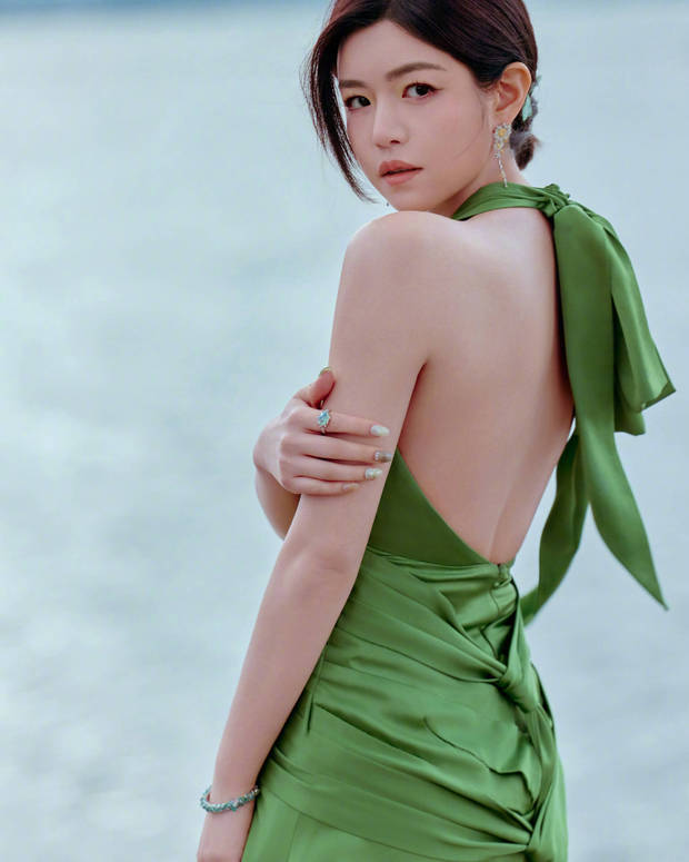 陈妍希在洱海边拍美照。