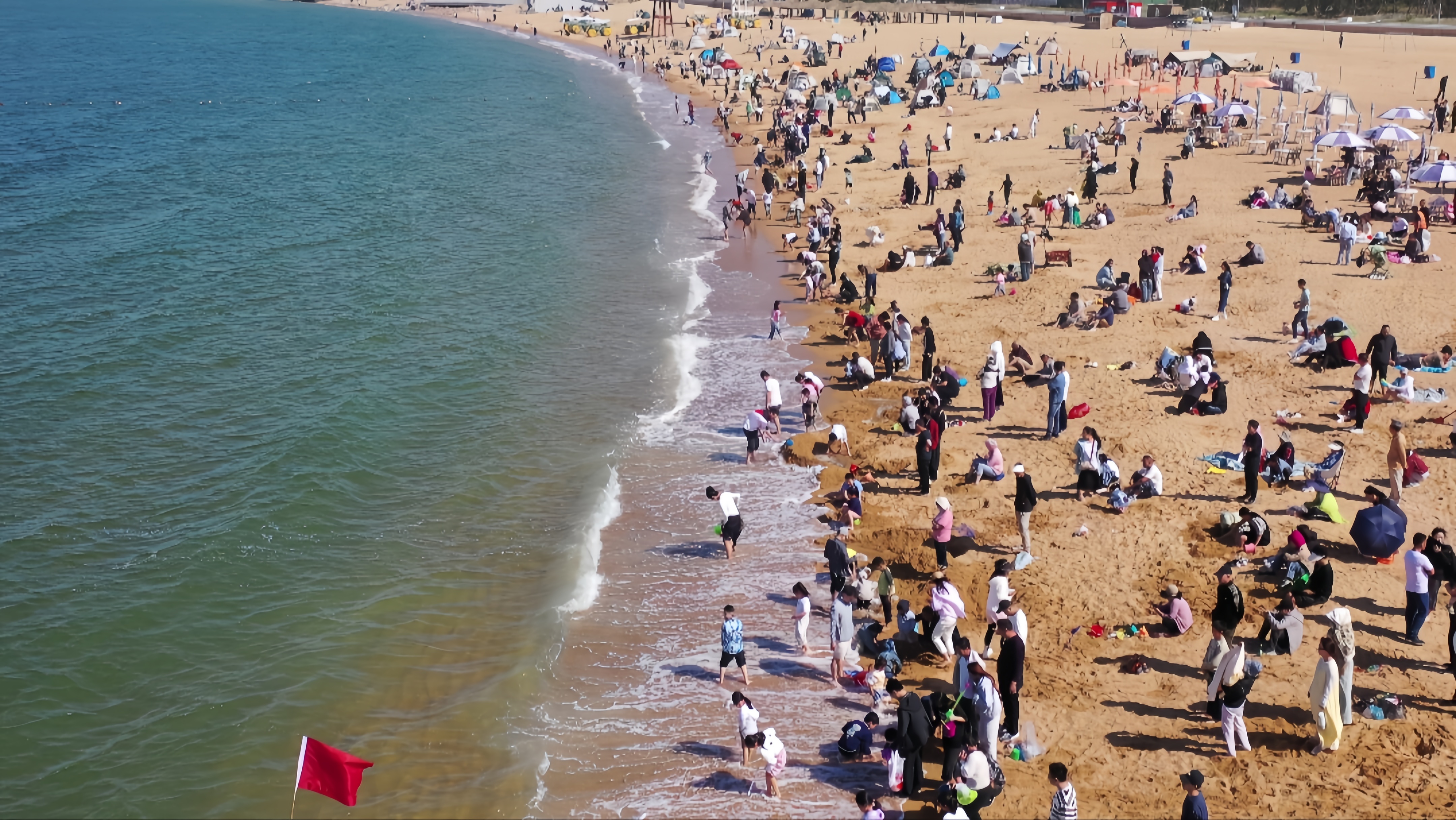 潍坊滨海：端午假期赶海戏水游人气高涨