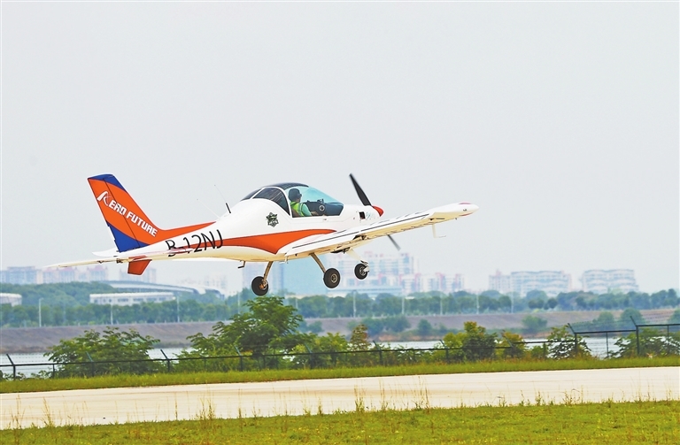共青城南湖机场,民用航空器飞行执照培训正在进行。 本报全媒体记者吴文兵摄