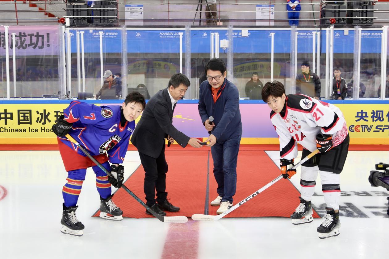 中国冰球协会副主席杨永生和深圳昆仑鸿星冰球俱乐部董事长王行义为比赛开球