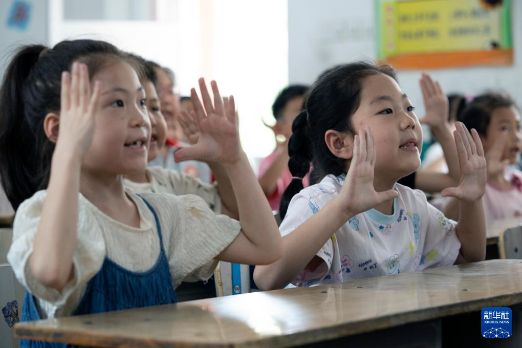 5月29日，在河北省保定市阜平县，照旺台中心小学一年级的学生在课前演唱歌曲。