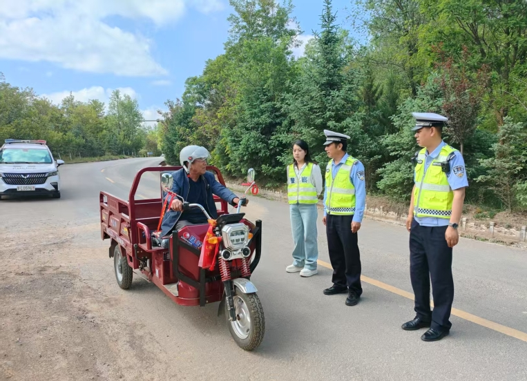 安全出行从“头”做起　华亭花式宣传绘就好“警”色