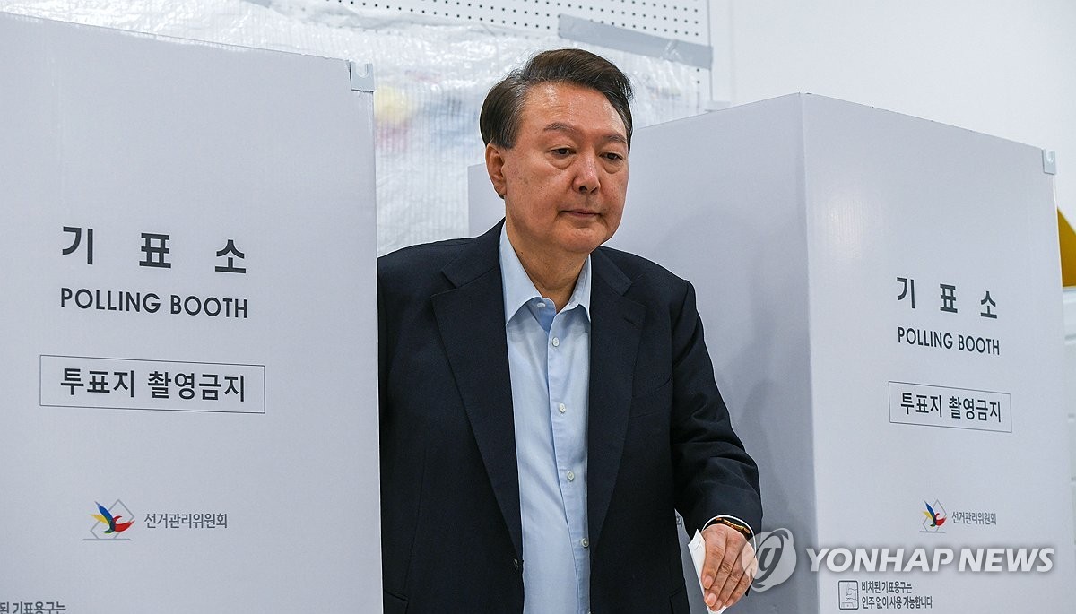 尹锡悦夫妇现身韩国大选投票站,面对记者提问一言不发