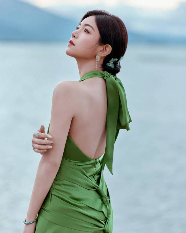 陈妍希秀光滑美背,状态超好。