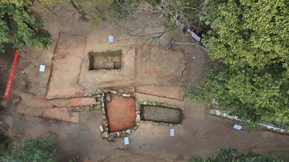 浮梁县：触摸千年瓷脉 探秘高岭瓷土矿遗址