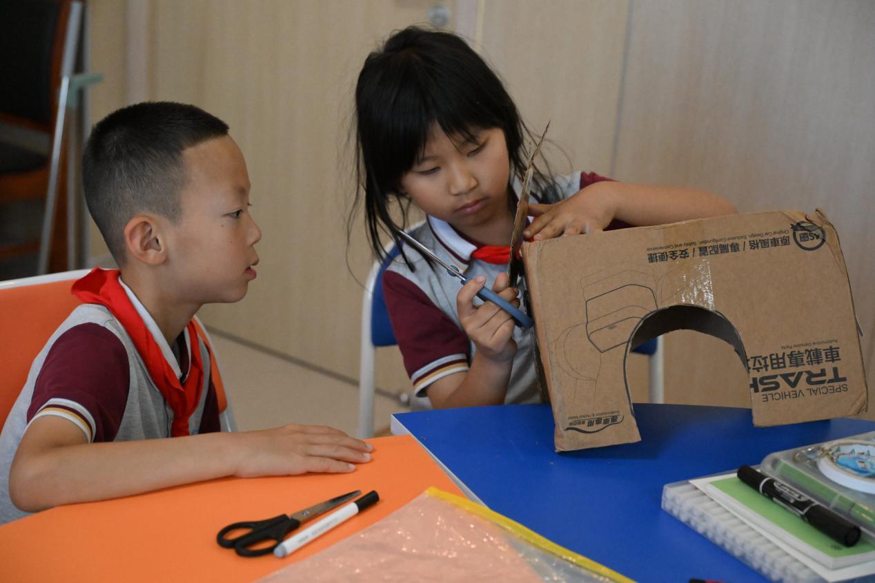 6月3日，山东省青岛市即墨区德馨小学东部分校的学生利用废旧纸壳做环保垃圾箱。