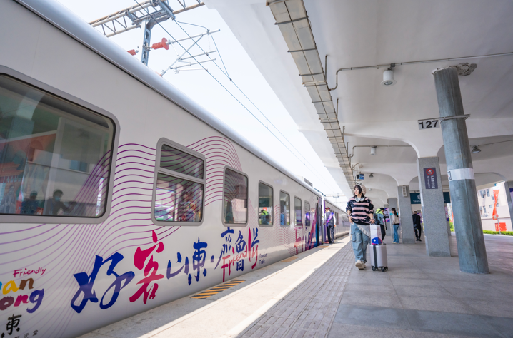 “好客山东·齐鲁1号”旅游列车正式投入运营。