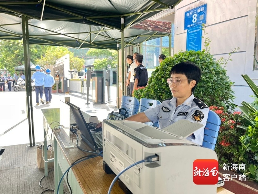 考生临时身份证明打印点。记者 王燕珍 摄