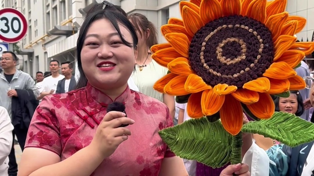高考首日家长花式应援　祝肃州娃一举夺“葵”