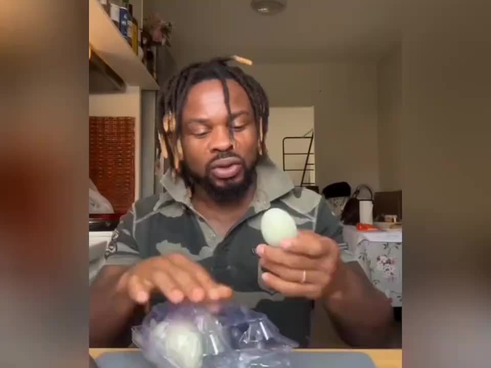 第一次见有人这样吃皮蛋！我以为他剥壳吃，没想到他剥壳吃