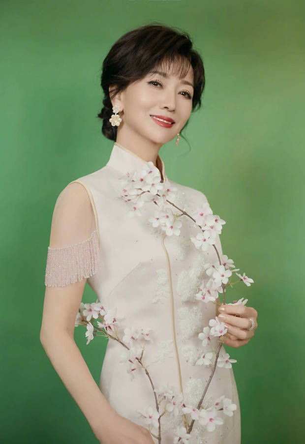 赵雅芝笑容明媚，魅力十足。