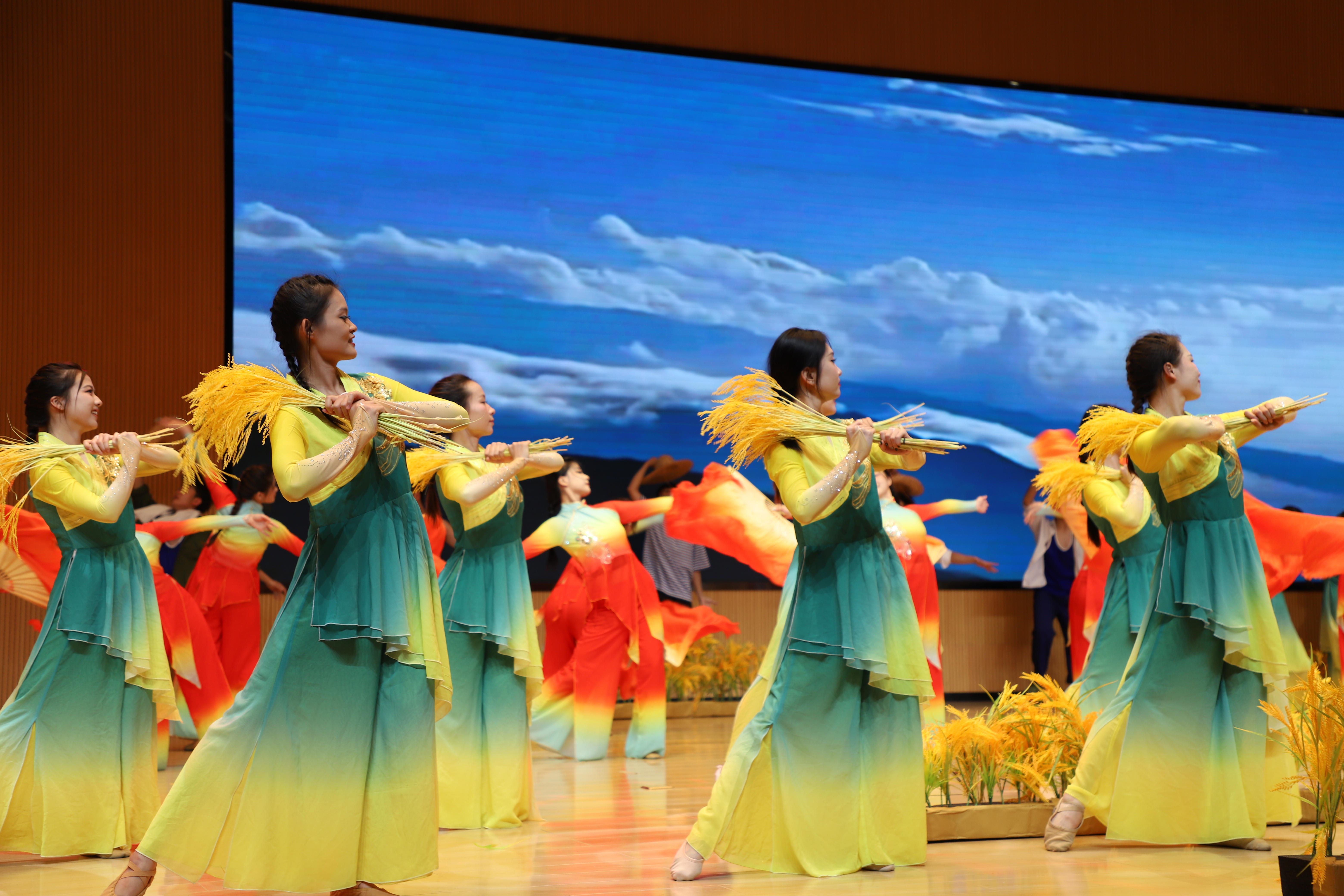 海南热带海洋学院原创思政舞台剧《禾下追梦》在陵水巡演