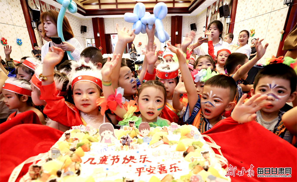 5月29日，张掖市甘州区爱之光幼儿园的小朋友在“护佑成长快乐六一”儿童节主题活动上，把自编的《医护叔叔阿姨你们辛苦了》舞蹈献给护佑成长的医护人员。新甘肃&middot;每日甘肃网通讯员　王将　王雅丽　摄影报道