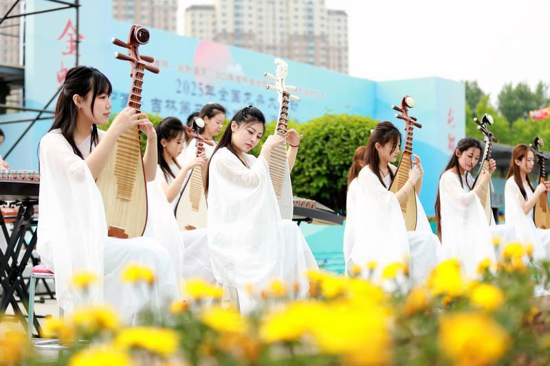 长春市龙舟公开赛点燃夏日激情!