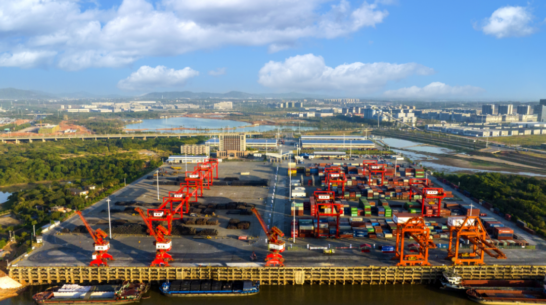 南昌龙头岗码头正在进行货物装卸
