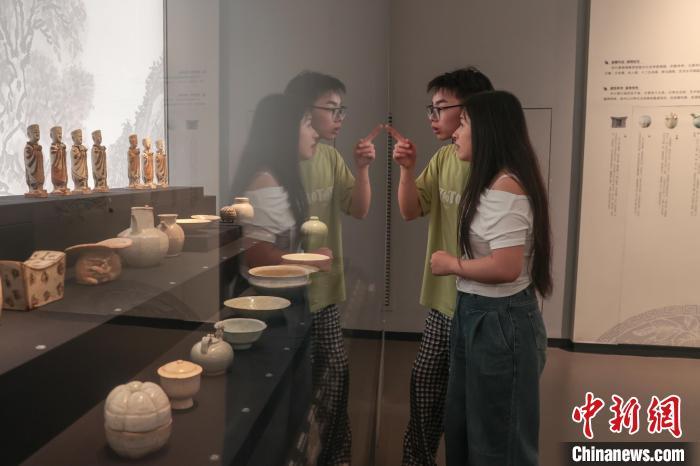 端午假期 民众走进江西省博物馆一览赣鄱瑰宝风采