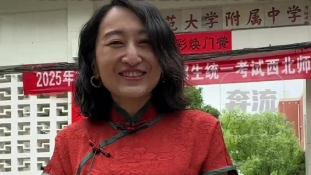 旗开得胜、金榜题名……送考的旗袍妈妈恨不得把所有祝福都给孩子们