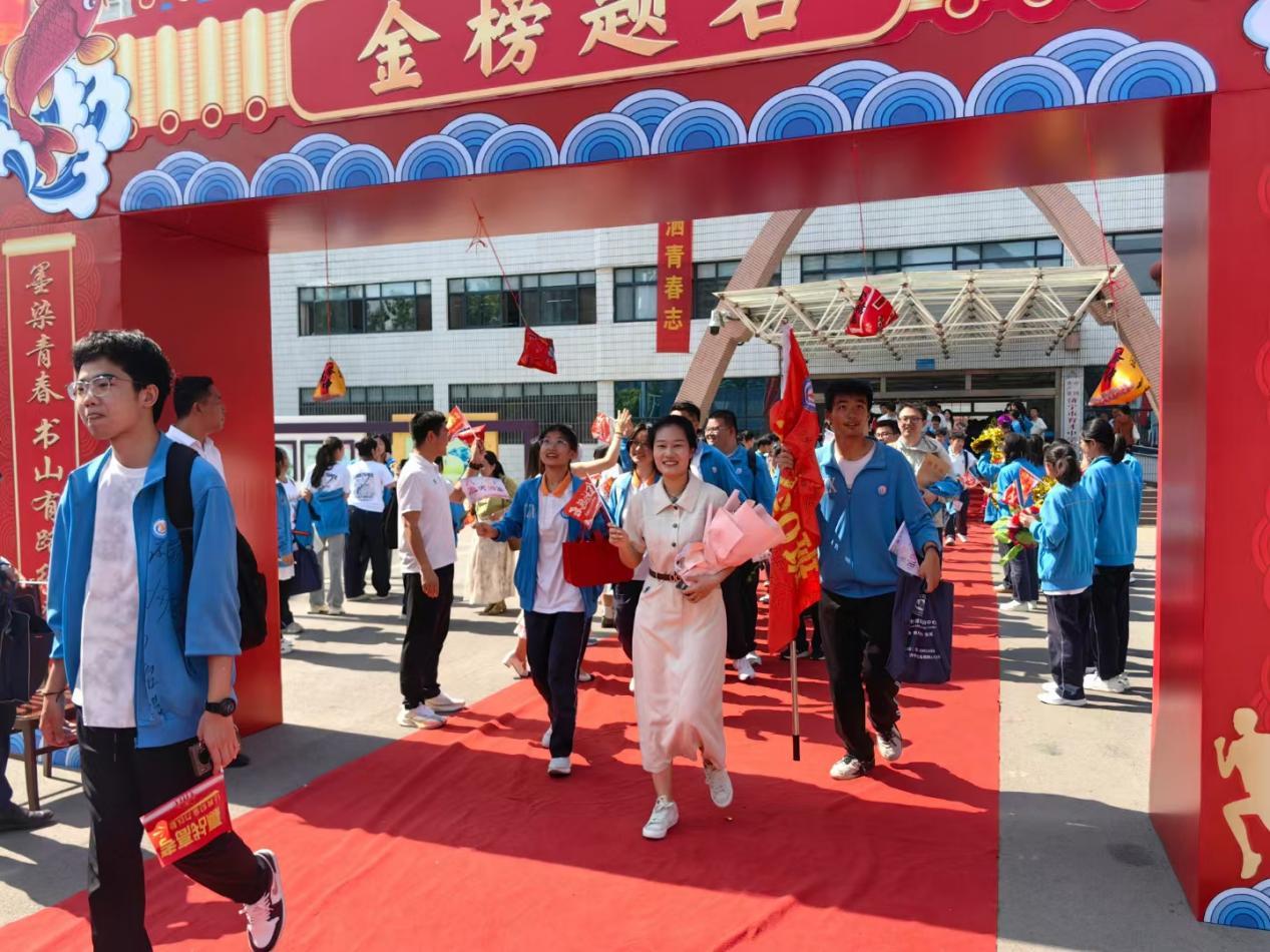 济宁市育才中学举行2025届毕业典礼暨高考壮行大会