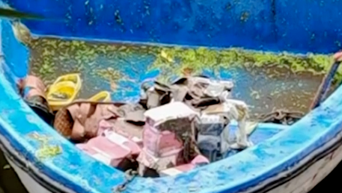 警方辟谣“环卫工河沟捞起80万现金”：系影视拍摄道具