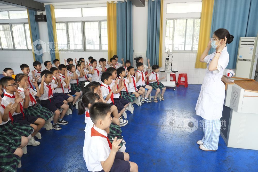 2025年6月5日,在江西省吉安市吉州区田侯路小学,眼科医生为学生讲解爱眼护眼知识。