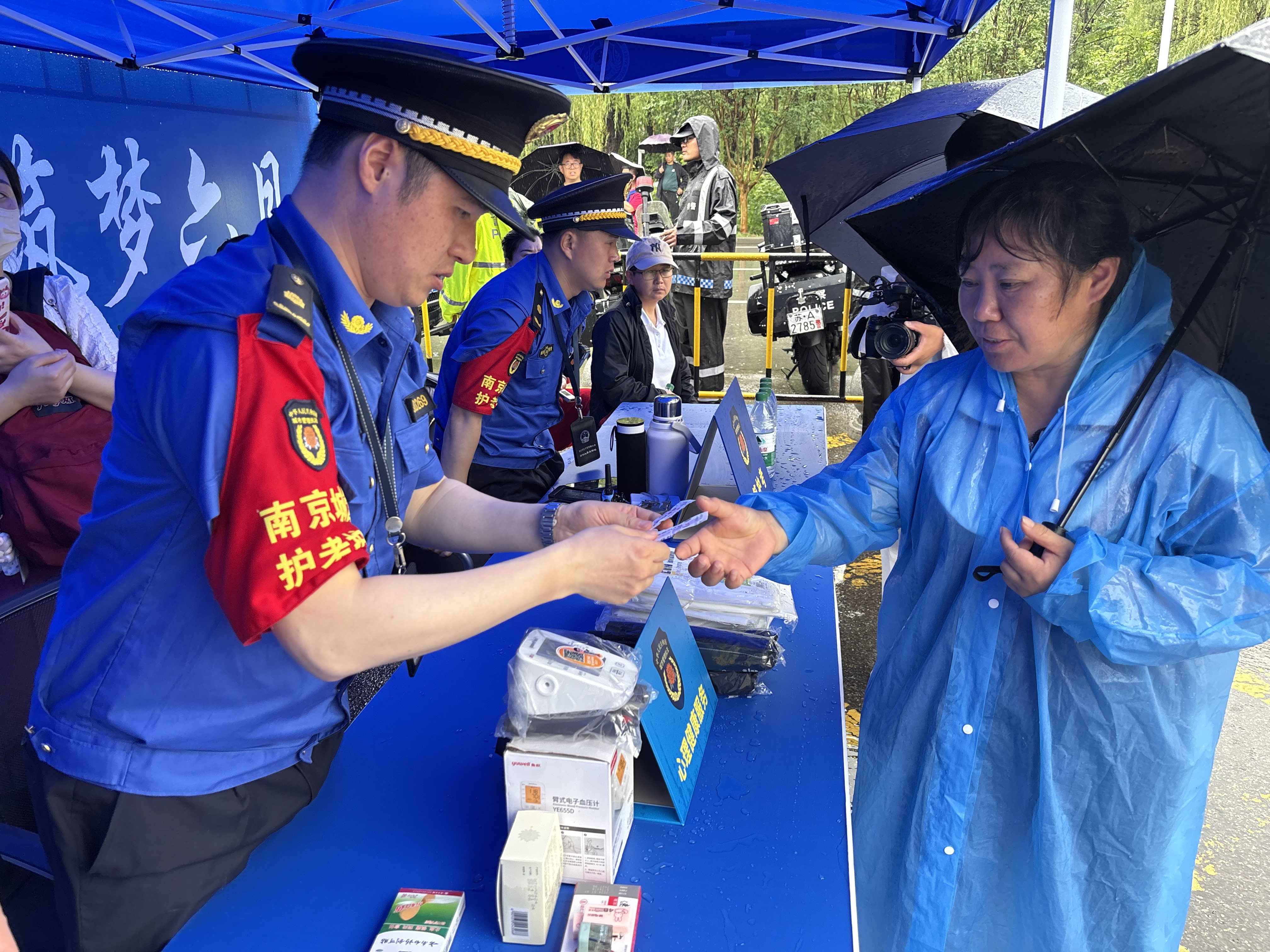 南京城管执法队伍用心服务 以“考生视角”答好“护考答卷”