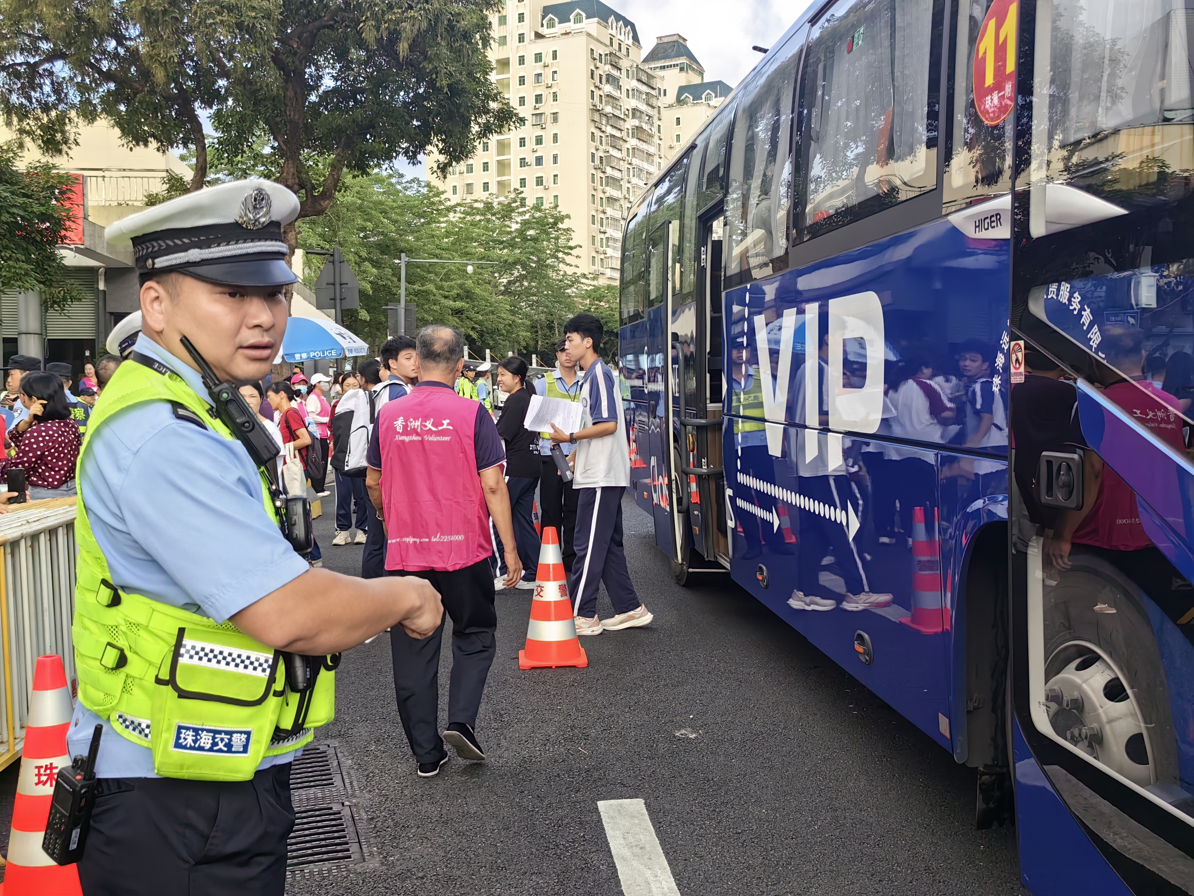 考生下车完毕,交警指挥送考车辆撤离。