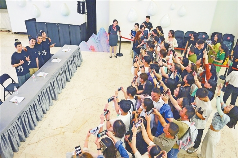 演出结束后,“天工男团”和观众互动合影。