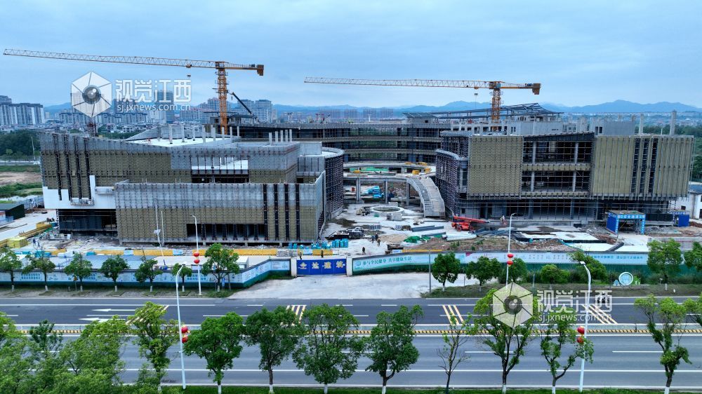 2025年6月5日,江西省遂川县文化产业中心项目施工进入竣工冲刺阶段,建筑工人正利用晴好天气抓紧幕墙等分项工程的建设。