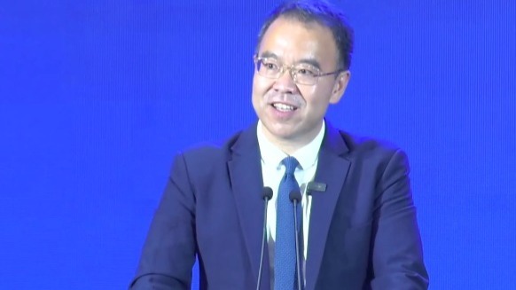 吉利杨学良评车圈乱象：以前是人咬狗，现在是狗咬人，是人是鬼要去法庭讲道理