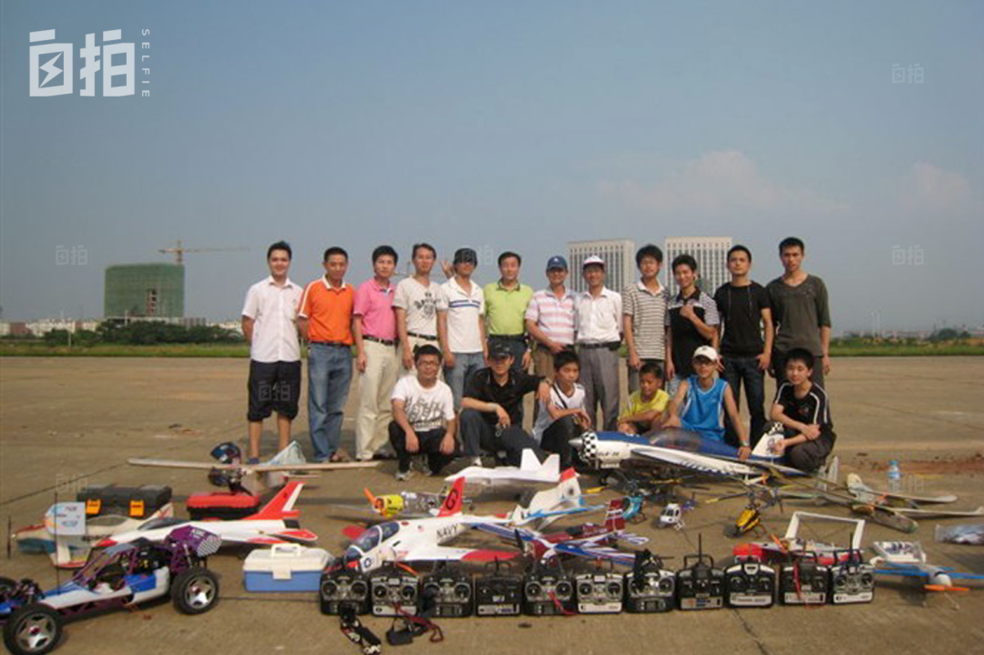 ▲2010年，刘祥强和“模友”聚会试飞。