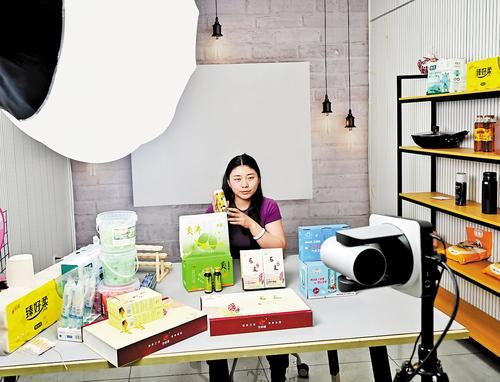 5月22日,承德市电商产业园内一位主播正在直播带货。本组图片由本报记者陈宝云摄