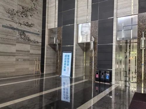 南昌绿地华邑酒店一楼大厅摆出“暂停营业”的牌子