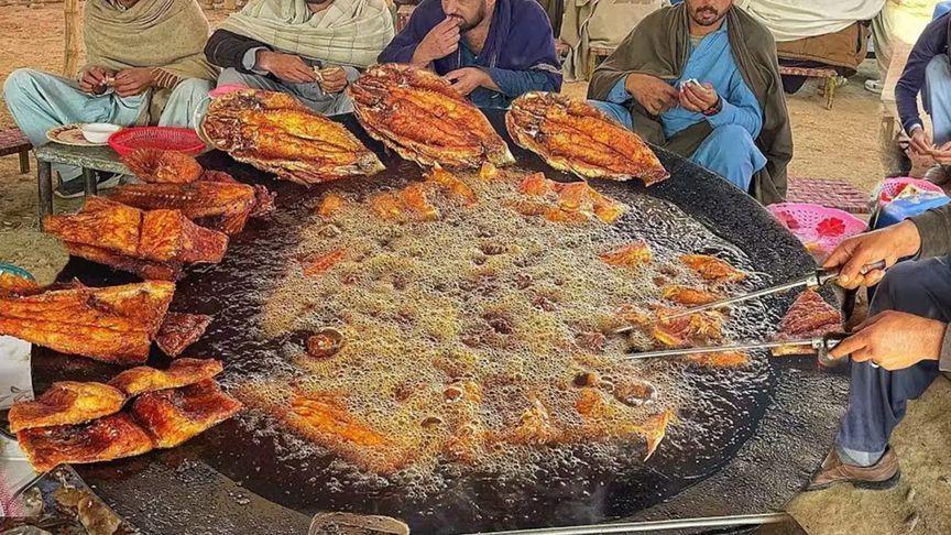 巴铁街头土味炸鱼，每天卖出1000条，神秘的乡村大集