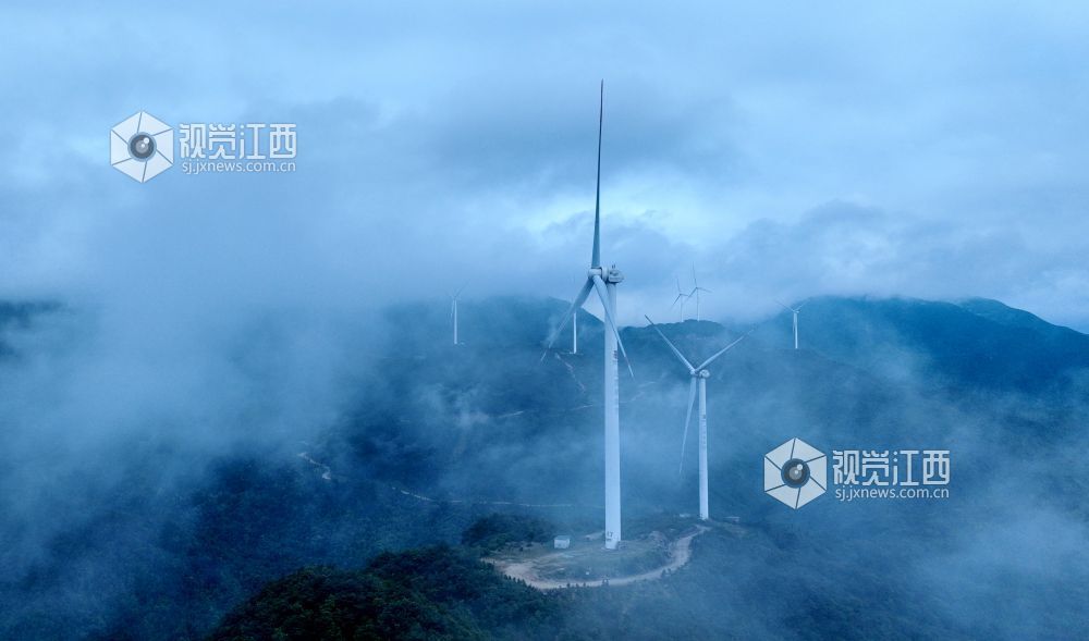 2025年6月3日，在江西省遂川县禾源镇，云雾如轻纱般在山峦间缠绕，高大的风车在这缥缈之境中若隐若现宛如仙境。