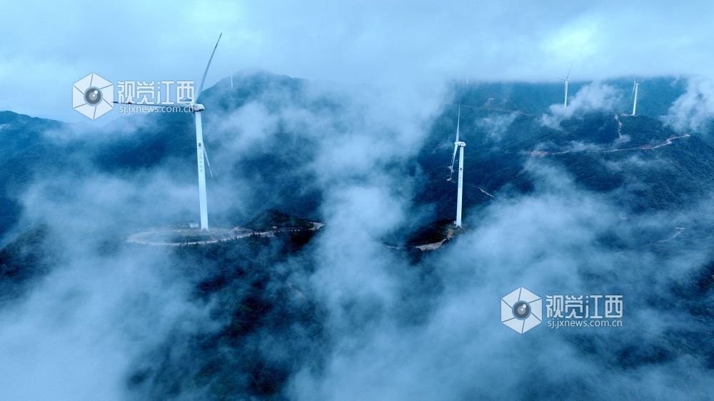 2025年6月3日，在江西省遂川县禾源镇，云雾如轻纱般在山峦间缠绕，高大的风车在这缥缈之境中若隐若现宛如仙境。