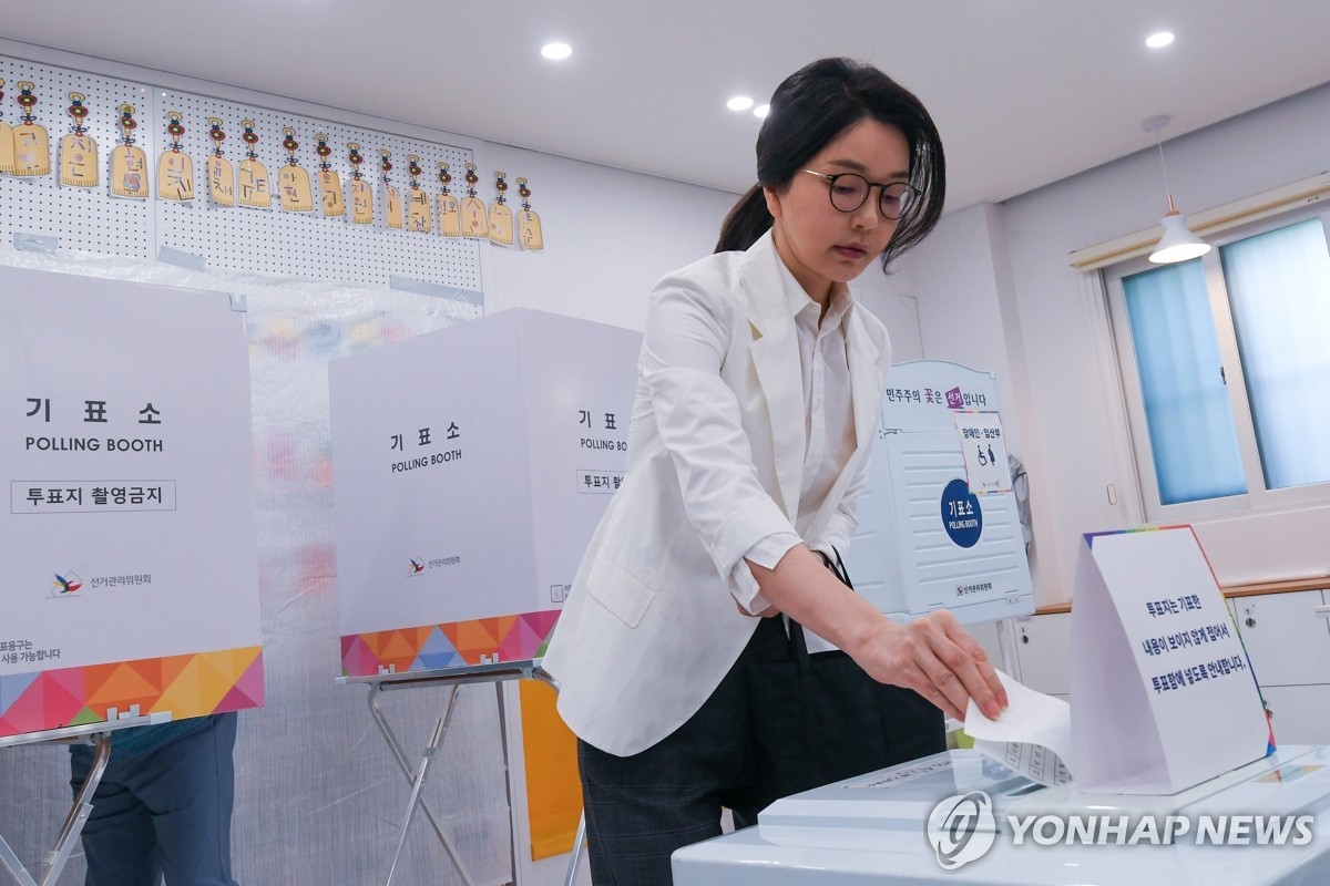 尹锡悦夫妇现身韩国大选投票站,面对记者提问一言不发